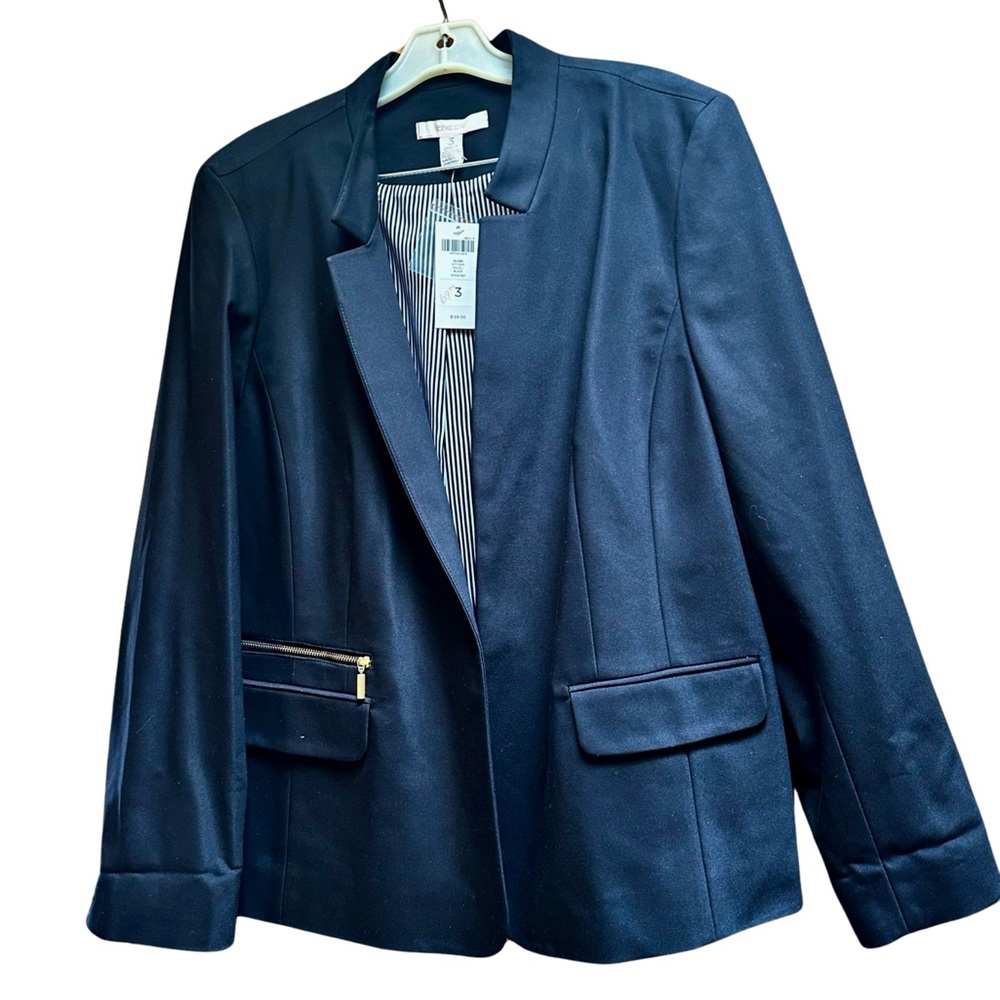 Wonderful stretch Chicos City Chic Blazer in Black.